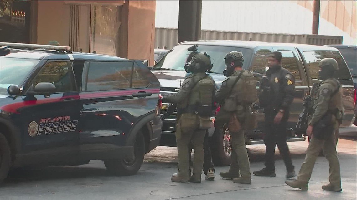 Man arrested; SWAT standoff at southwest Atlanta hotel | 11alive.com