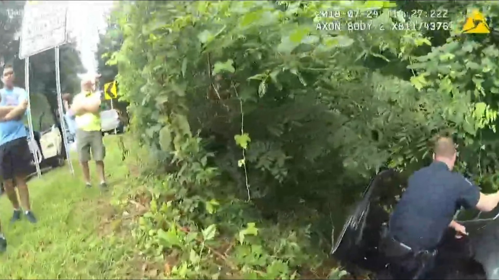 Body camera video captures moment officers rescue woman from car that ...