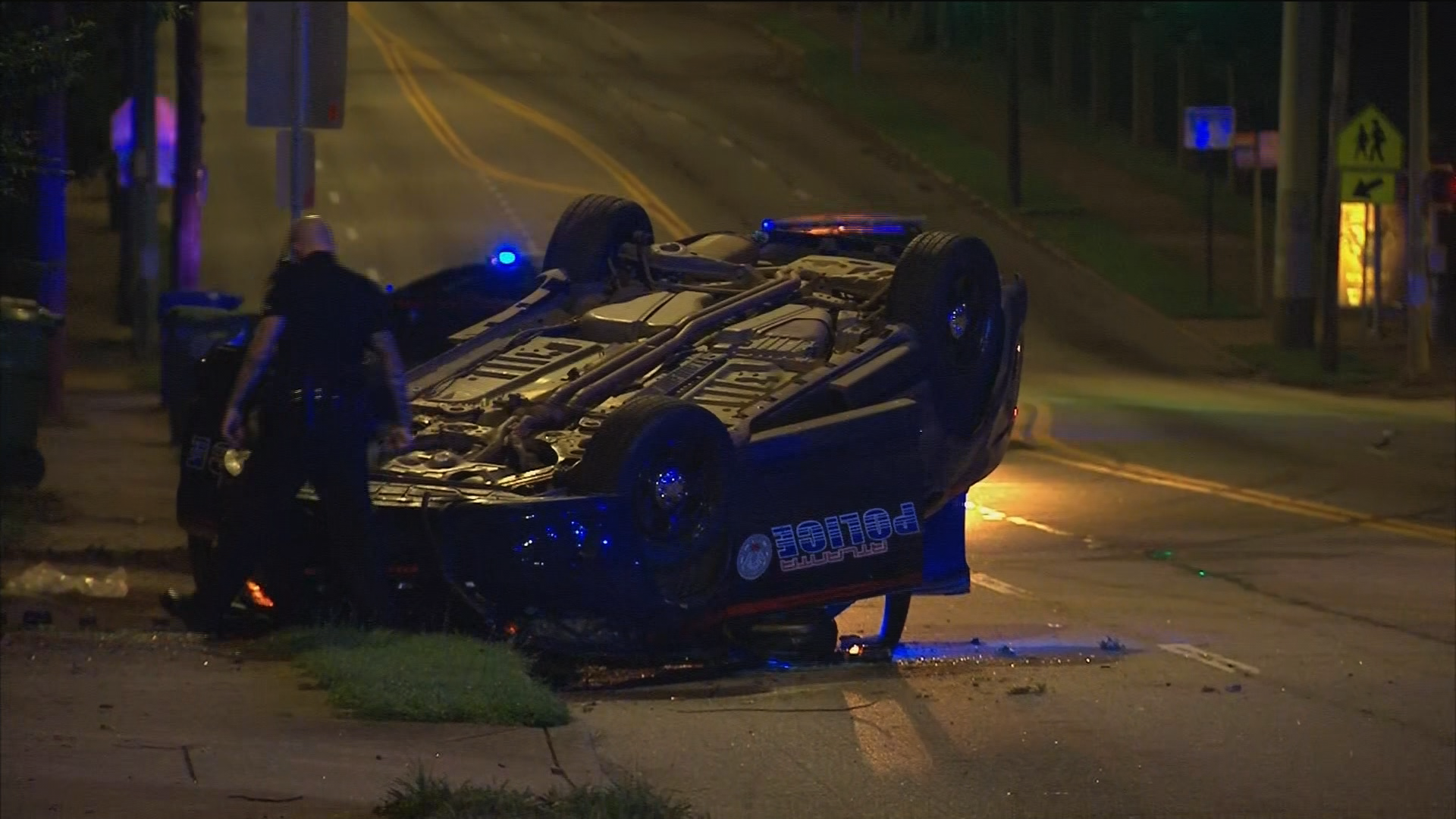Atlanta Police officer is hurt in rollover wreck early Wednesday ...