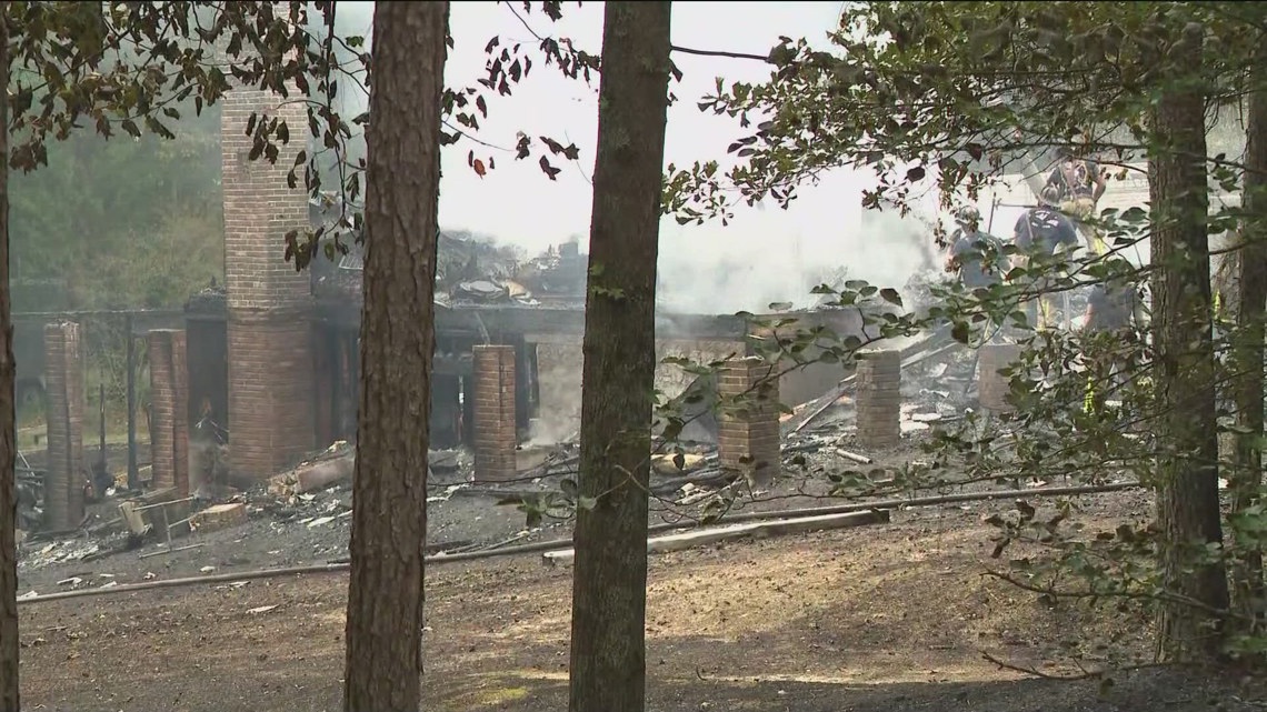 House catches fire in Snellville, none hurt