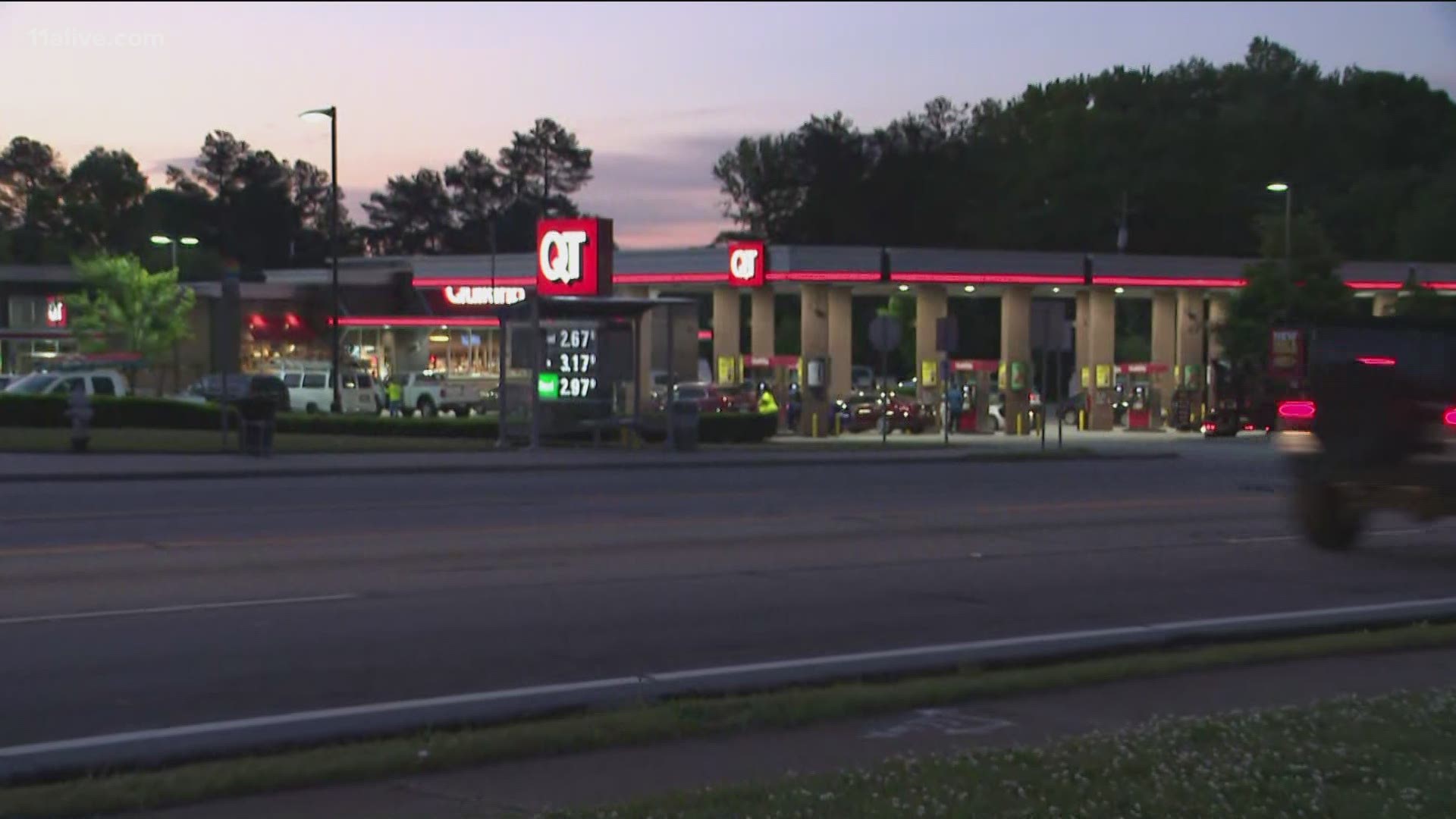 Early Friday morning, an inmate escaped from the California detectives transporting him to a prison in Georgia as they stopped at a QuikTrip for something to eat.