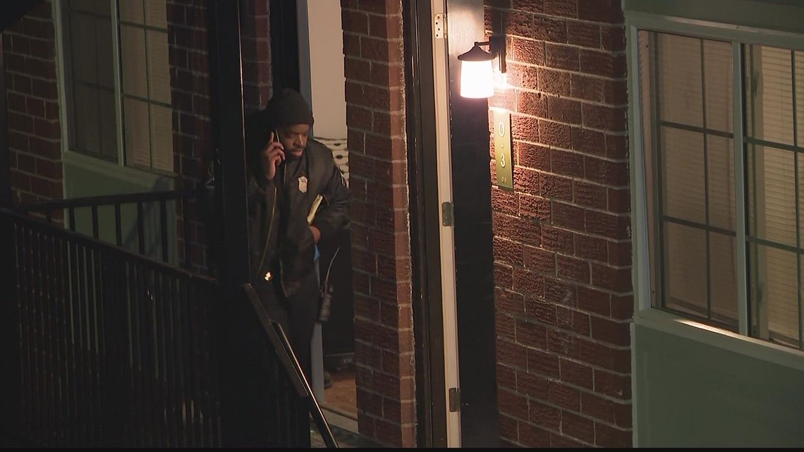 1 dead at apartments off Hollywood Road in Atlanta
