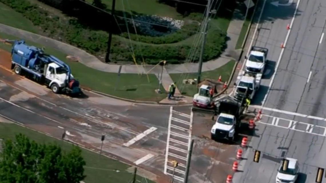 Water main beak causes flooding, damage along Fayetteville roadway