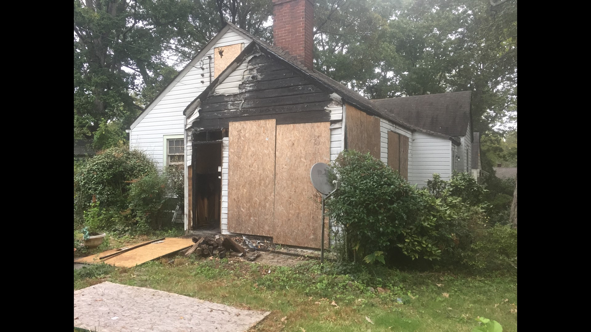 SWAT standoff outside east Atlanta home