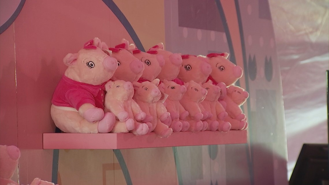 Macy's Pink Pig returns to Atlanta's Lenox Square Mall for holiday ...