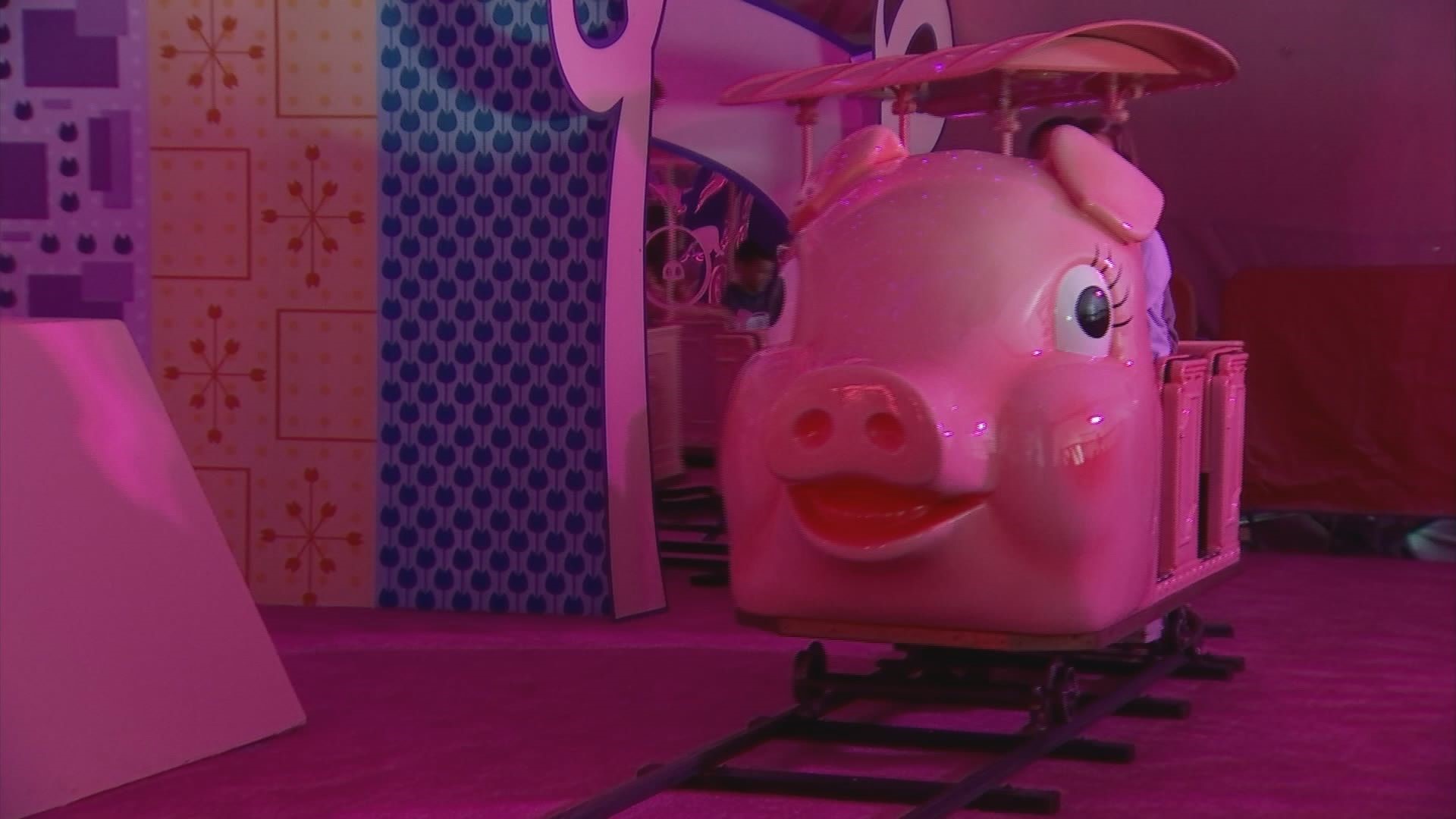 Macy's Pink Pig returns to Atlanta's Lenox Square Mall for holiday ...