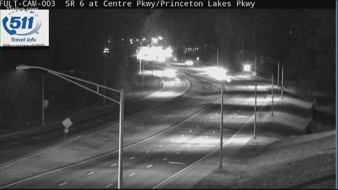 Camp Creek Pkwy closed after early morning crash