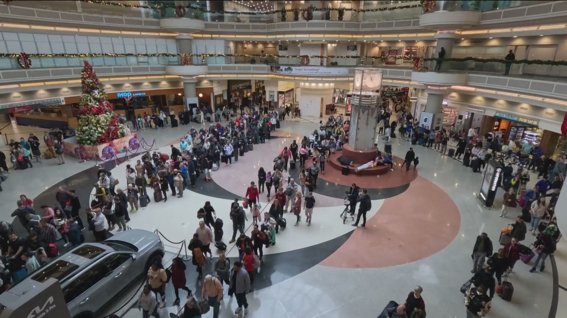 Hectic holiday travel day at Atlanta airport | Beating the rush