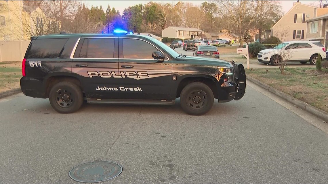 Officer injured during possible police chase in Cobb County | 11alive.com