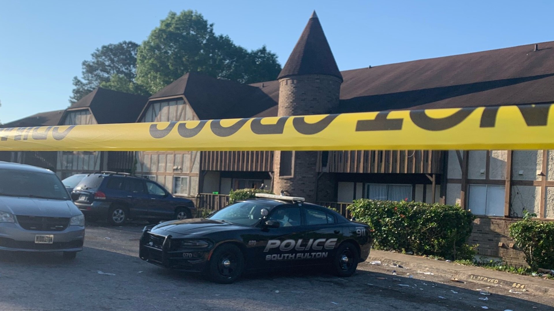 3 shot, killed at apartments off Old National Highway in South Fulton