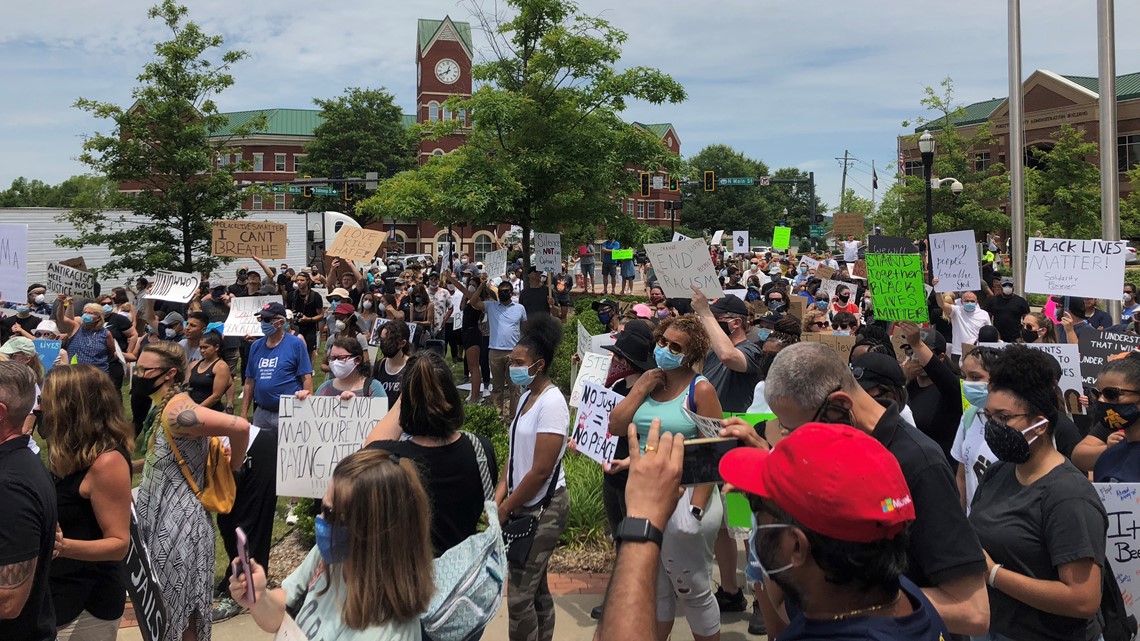 Protesters picket at Atlanta mayor's house | 11alive.com