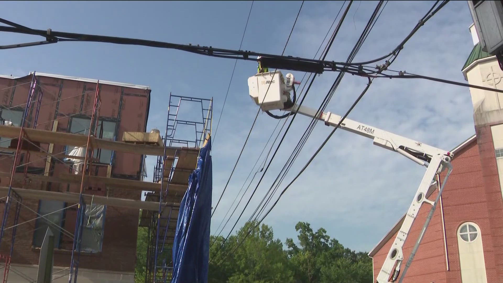 Man hurt after scaffold hits power line in northwest Atlanta | 11alive.com
