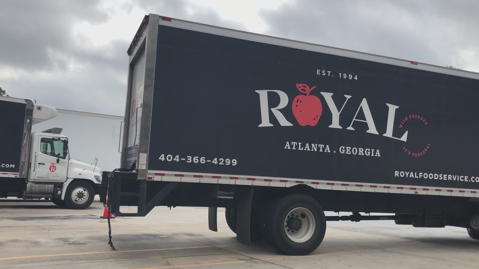 Royal Food Service delivers 400 produce boxes to healthcare workers at area hospital