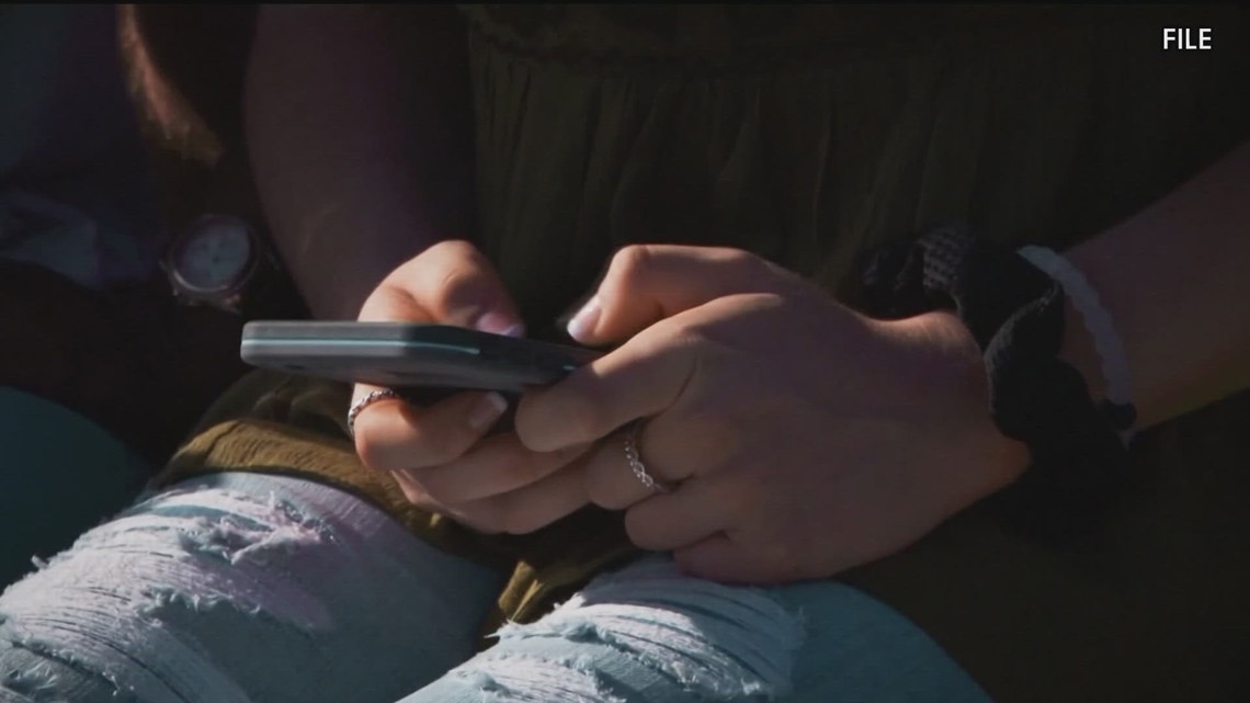 Georgia bill to restrict student cell phones advances