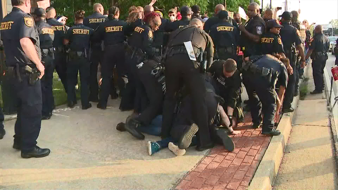 4 Arrested During Protest Outside DeKalb County Jail | 11alive.com