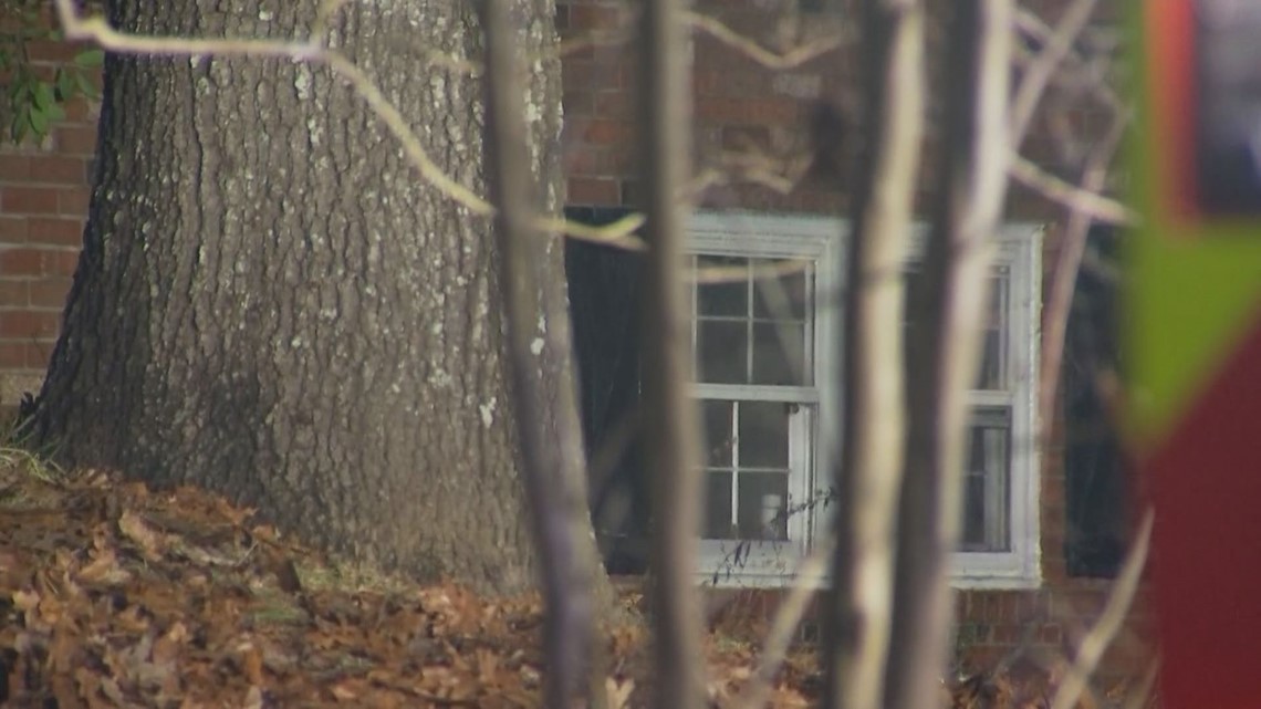 Mother killed, child injured in Powder Springs house fire