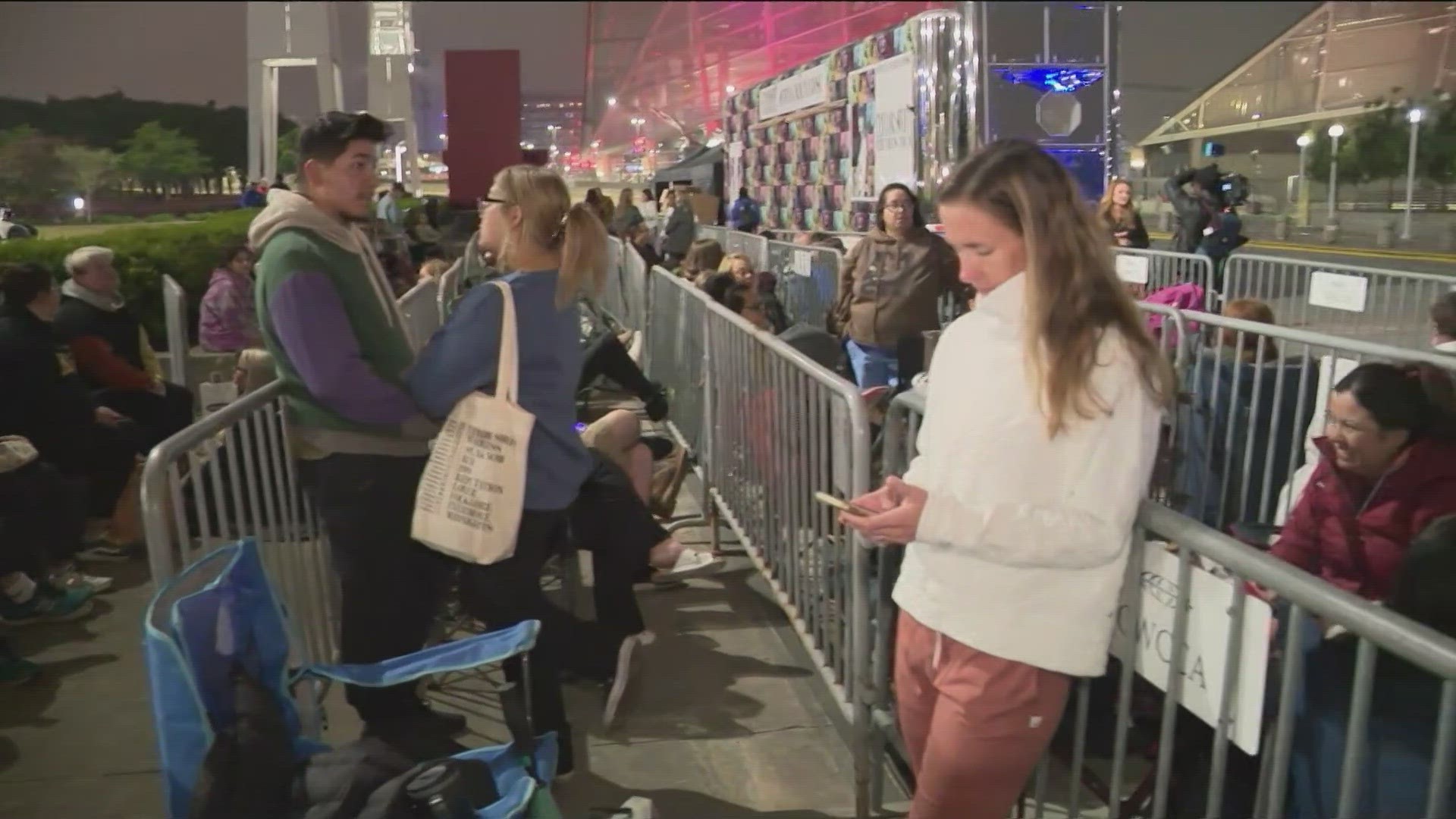 Thousands of fans line up for Houston Taylor Swift merch