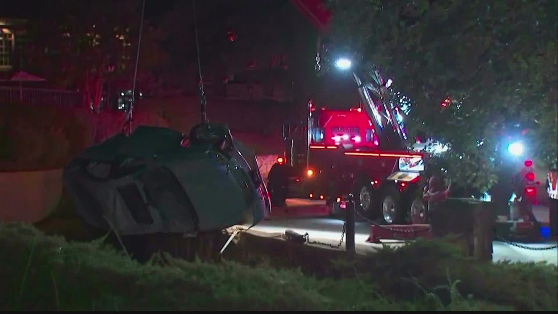 Man Hospitalized After Car Pulled From Pond In Stone Mountain | 11alive.com