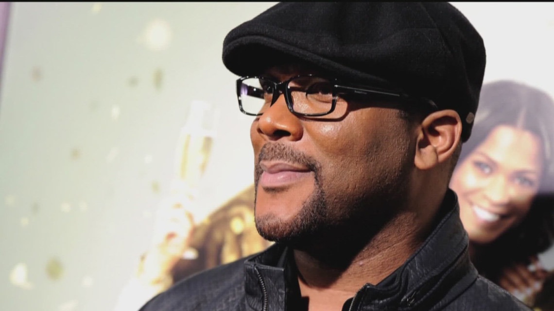 Tyler Perry donates nearly 1.5M to Atlanta groups as SNAP benefits(02)