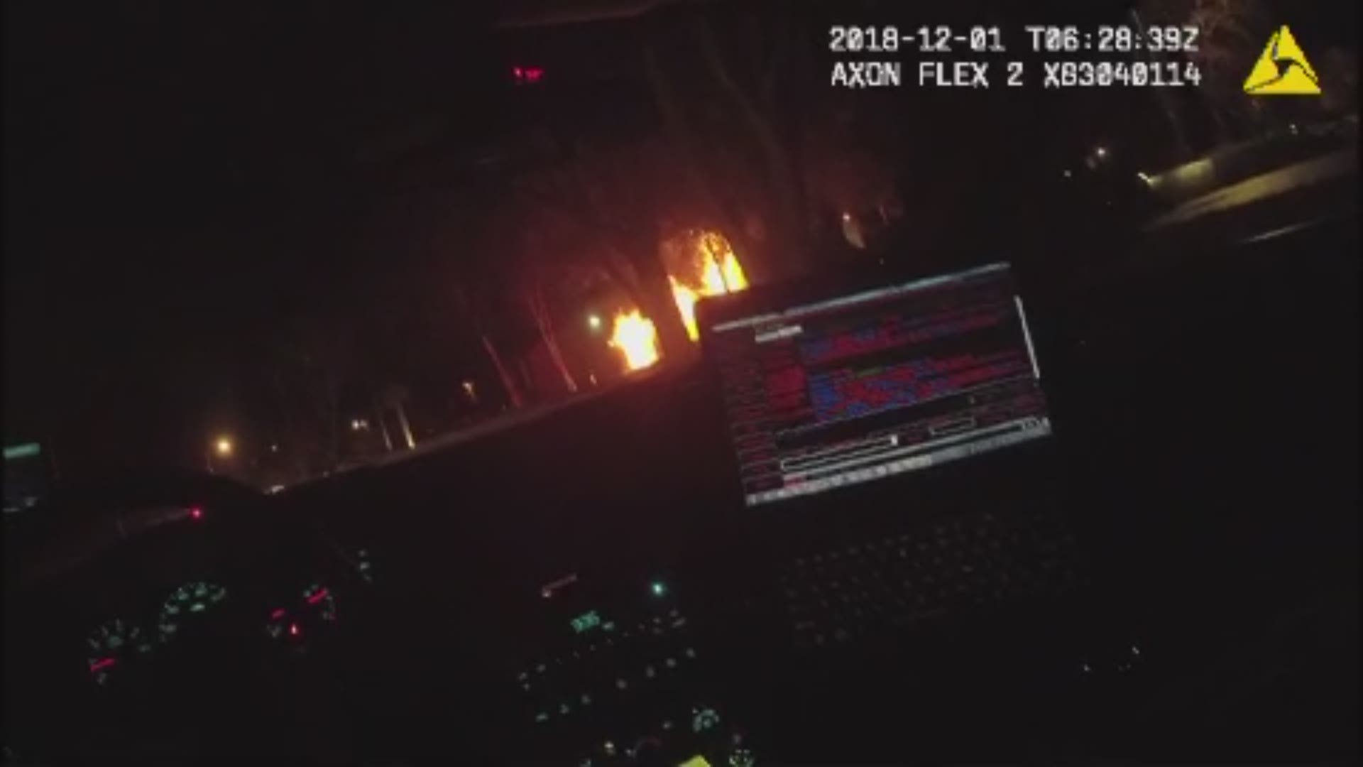 Video shows Gwinnett Police officers running from door to door, alerting residents that there was a fire.