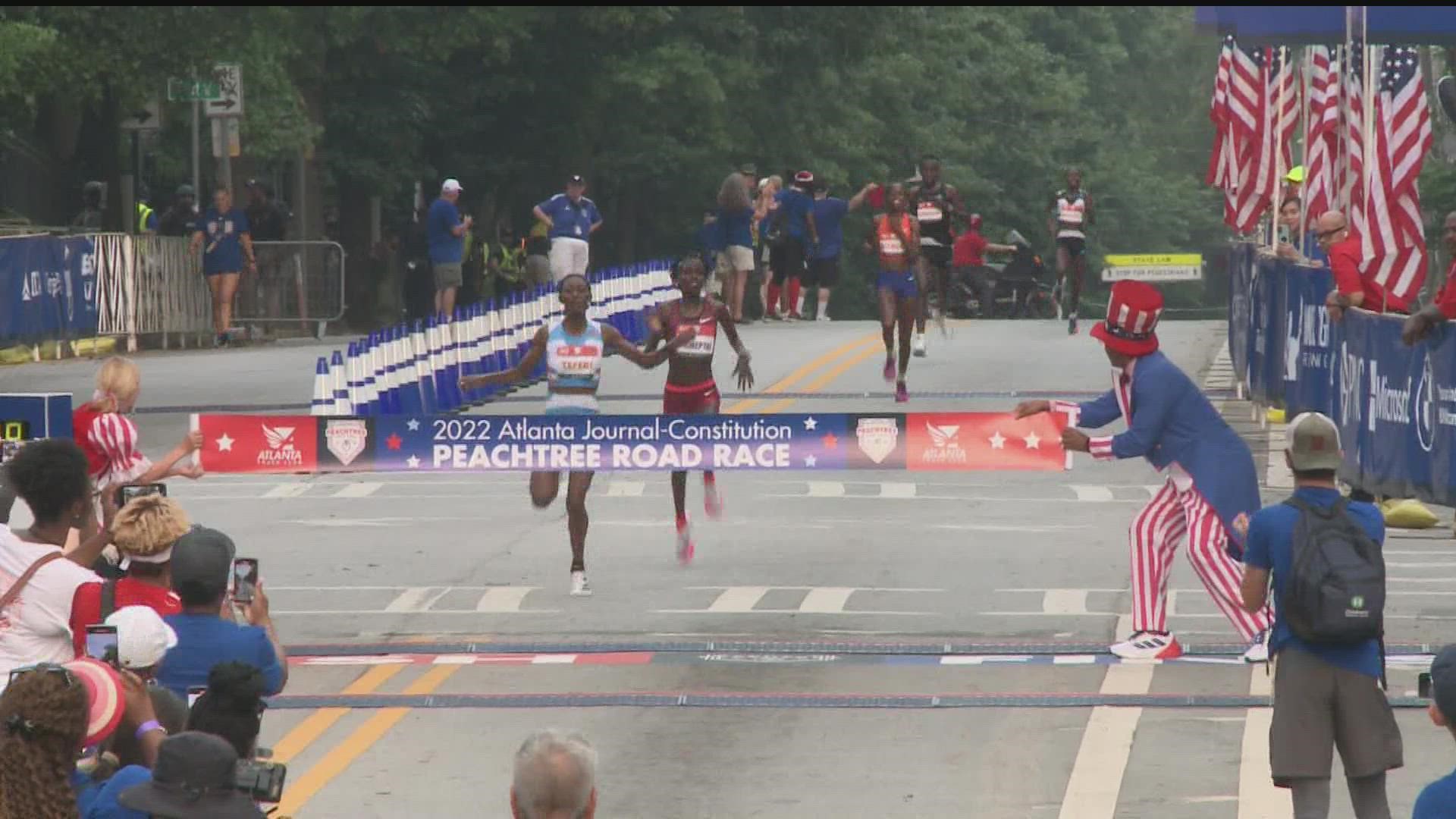 Watch as the winners in the women's race cross the finish line.