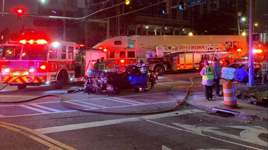 Two hurt in headon wreck in downtown Atlanta