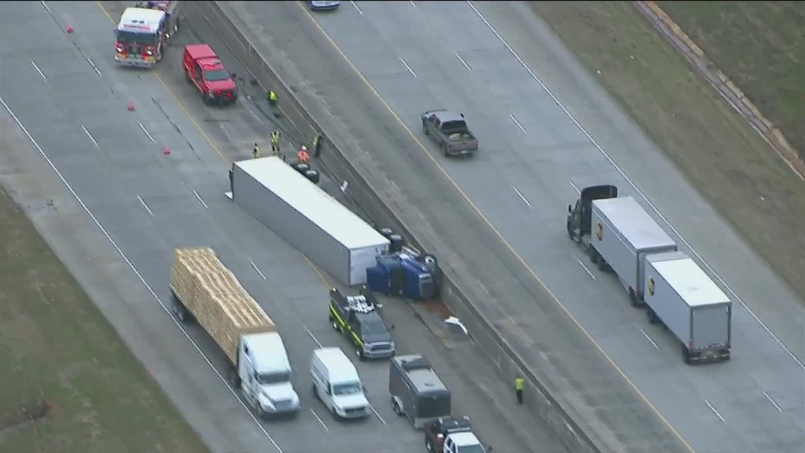 Tractor-trailer Overturns On I-85 NB On Coweta County | 11alive.com