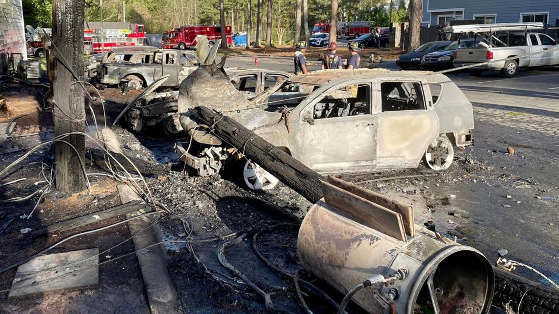 6 vehicles burn up in flames after power lines land on cars in DeKalb County