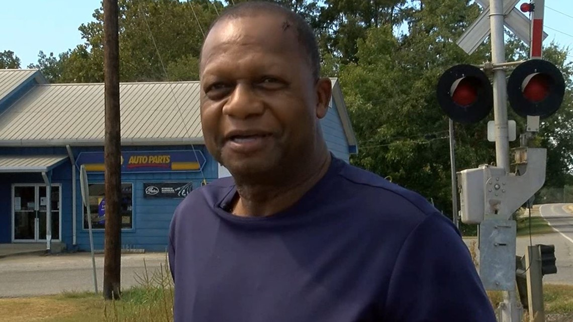 Georgia mayor helps mom and 3 kids escape before train hits vehicle