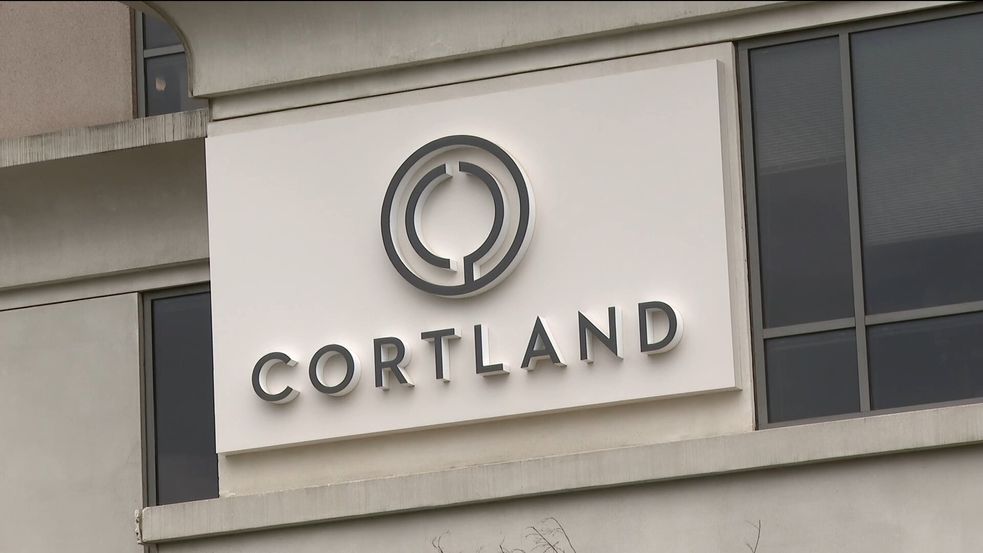 Atlanta residents believe there is a rent scheme at apartment company "Cortland".  FBI conducted a search.