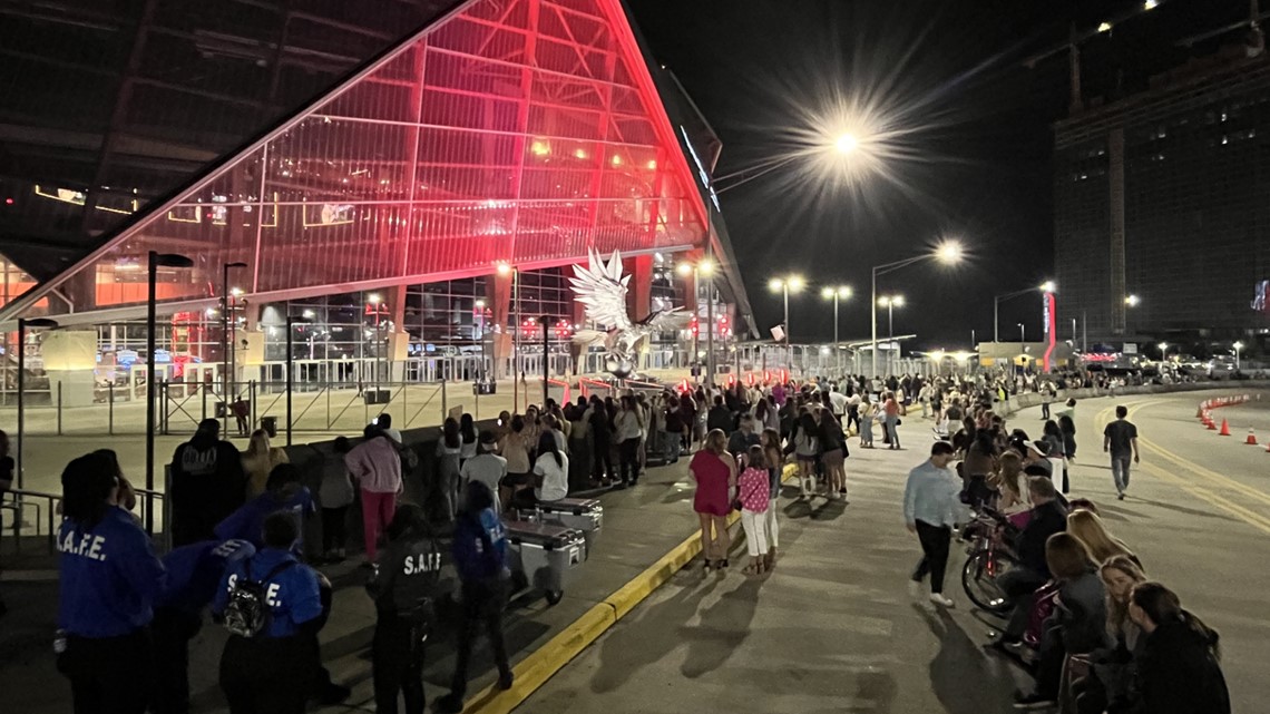 Taylor Swift fans form huge crowd outside MercedesBenz Stadium