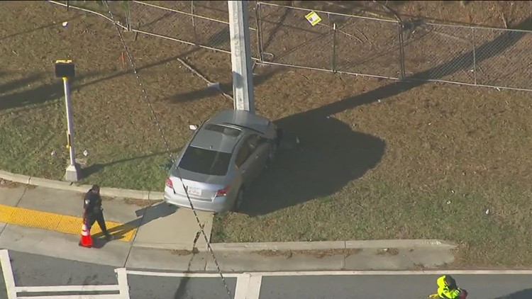 Car crashes into utility pole, Union City Police investigating shooting