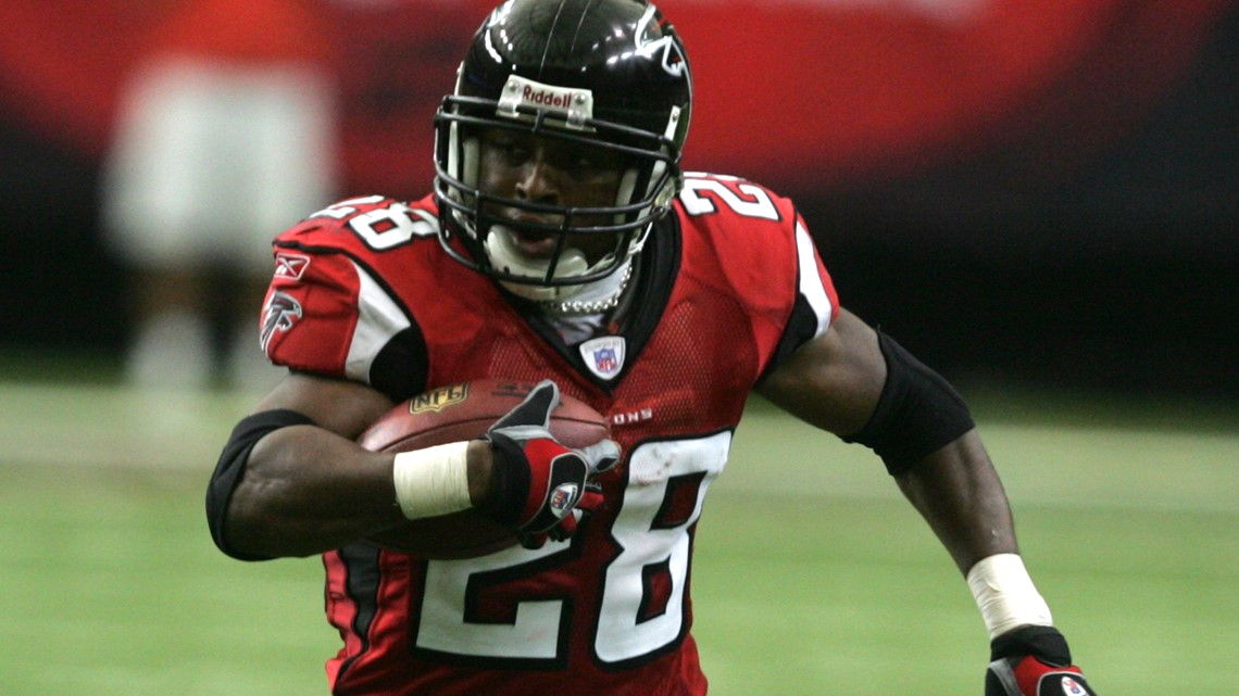 Atlanta Falcons running back Warrick Dunn (28) gets past Cleveland