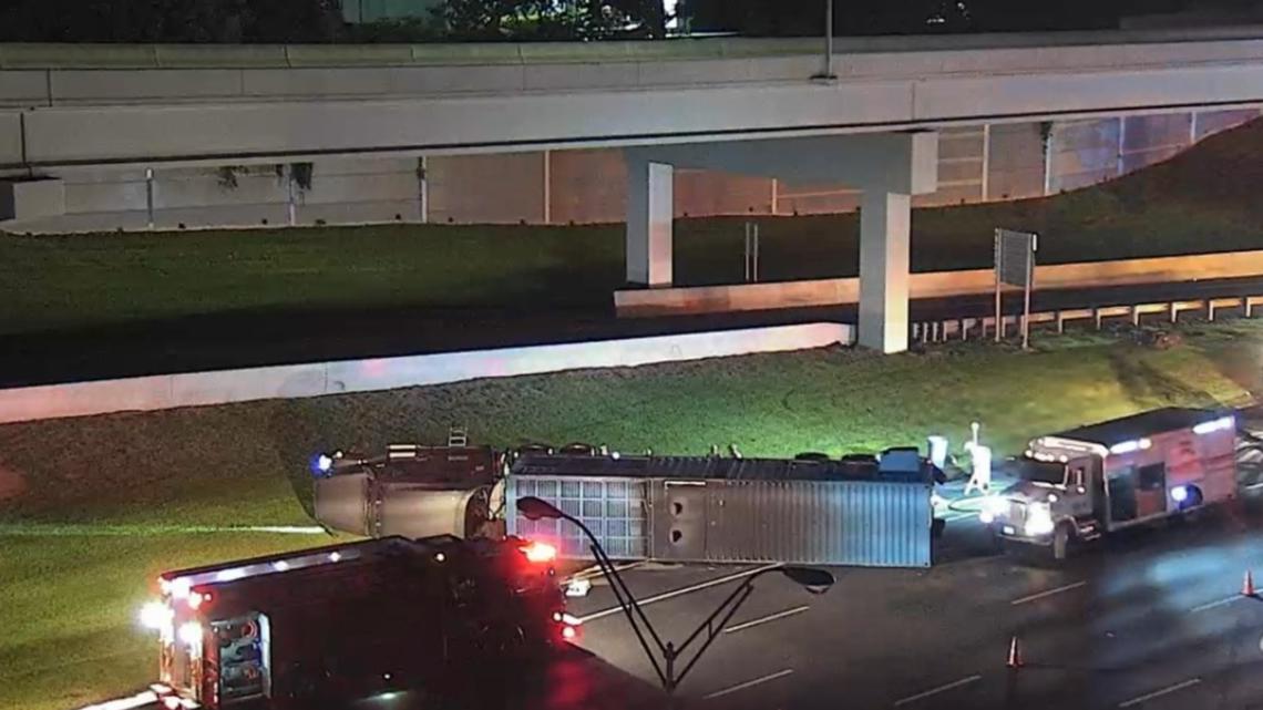 I 75 South traffic tractor trailer wreck closes lanes | 11alive.com