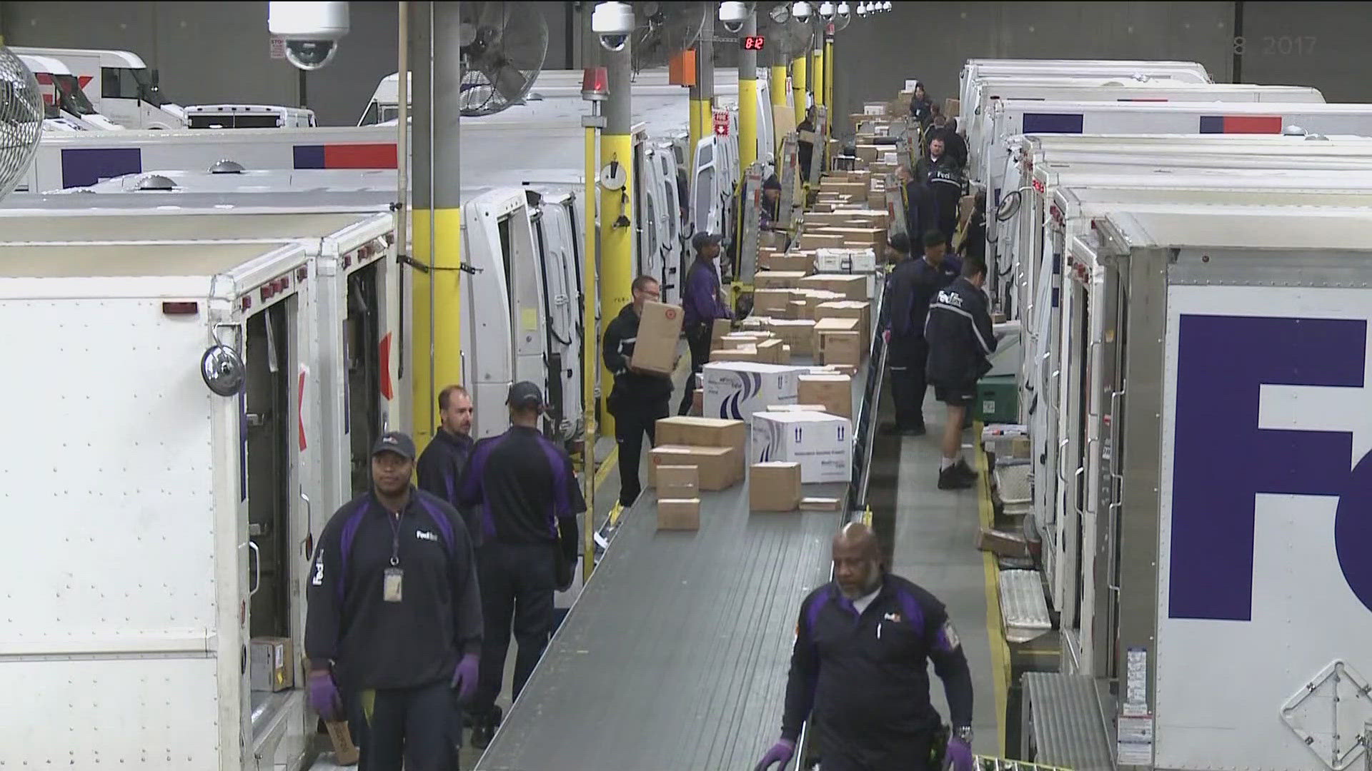 FedEx delays at a key Georgia hub leave holiday packages lost or stuck, sparking frustration and stress for families just weeks before Christmas.