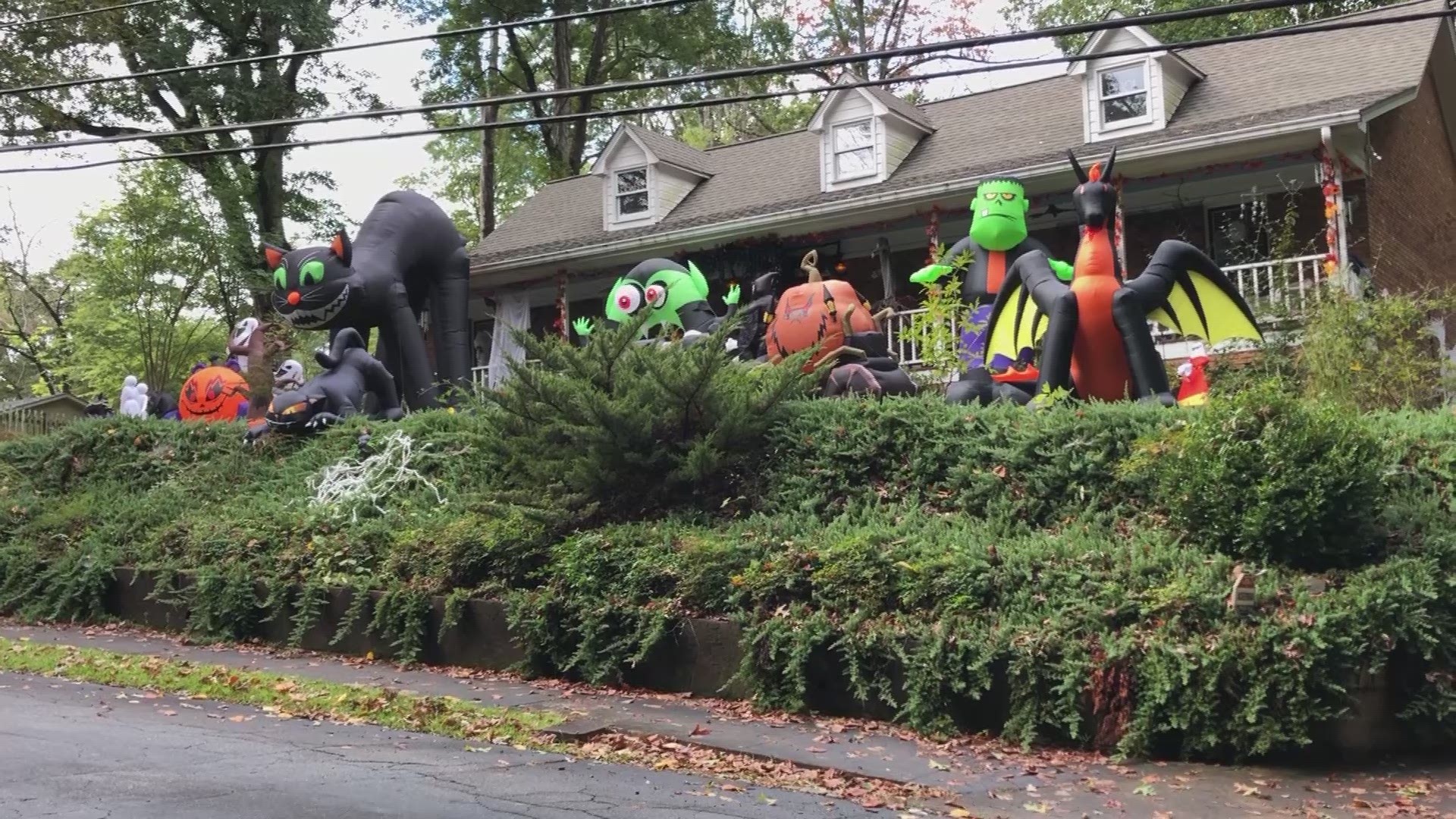 East Point resident goes the extra mile with Halloween decorations