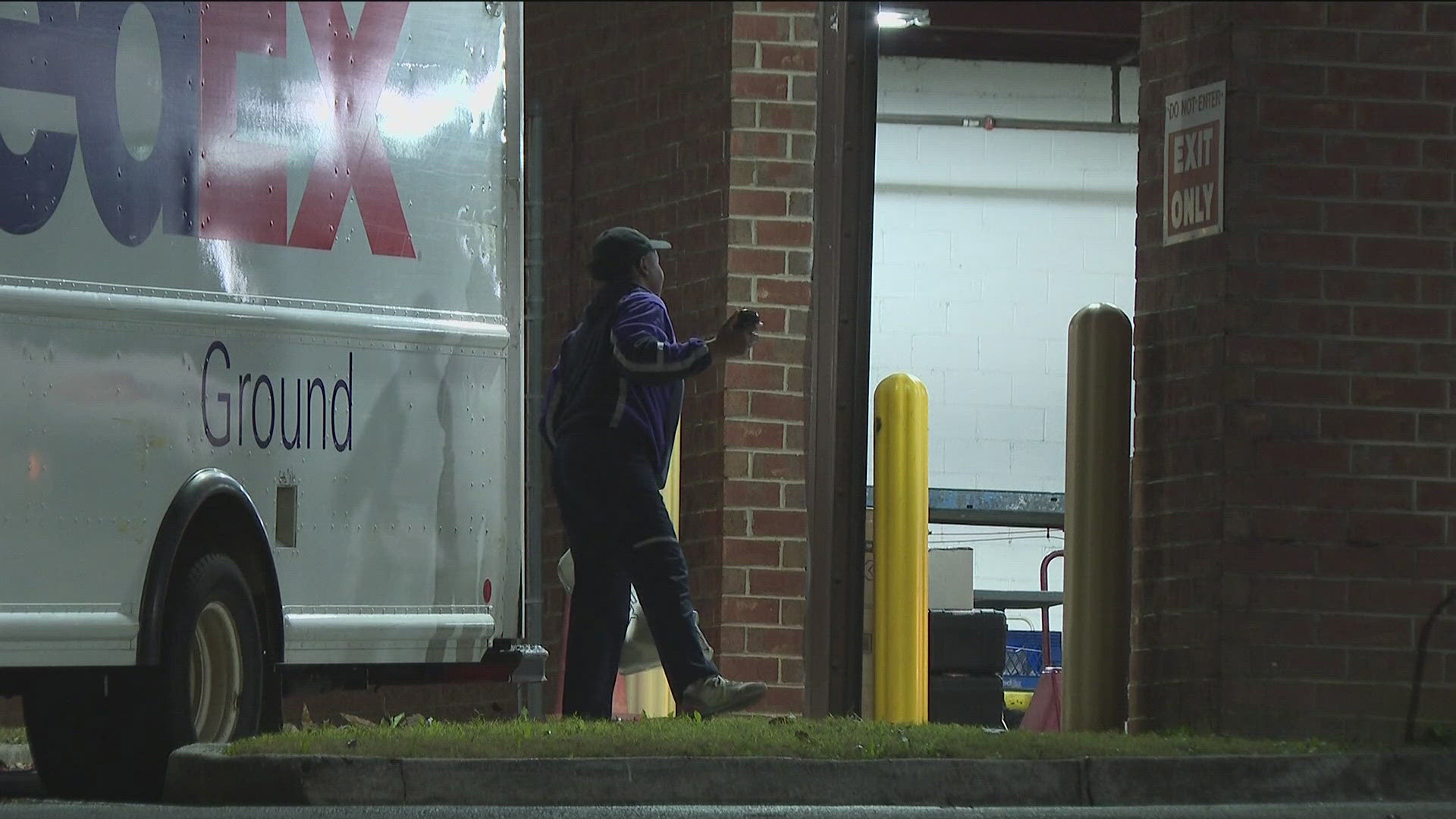 FedEx delays at a key Georgia hub leave holiday packages lost or stuck, sparking frustration and stress for families just weeks before Christmas.