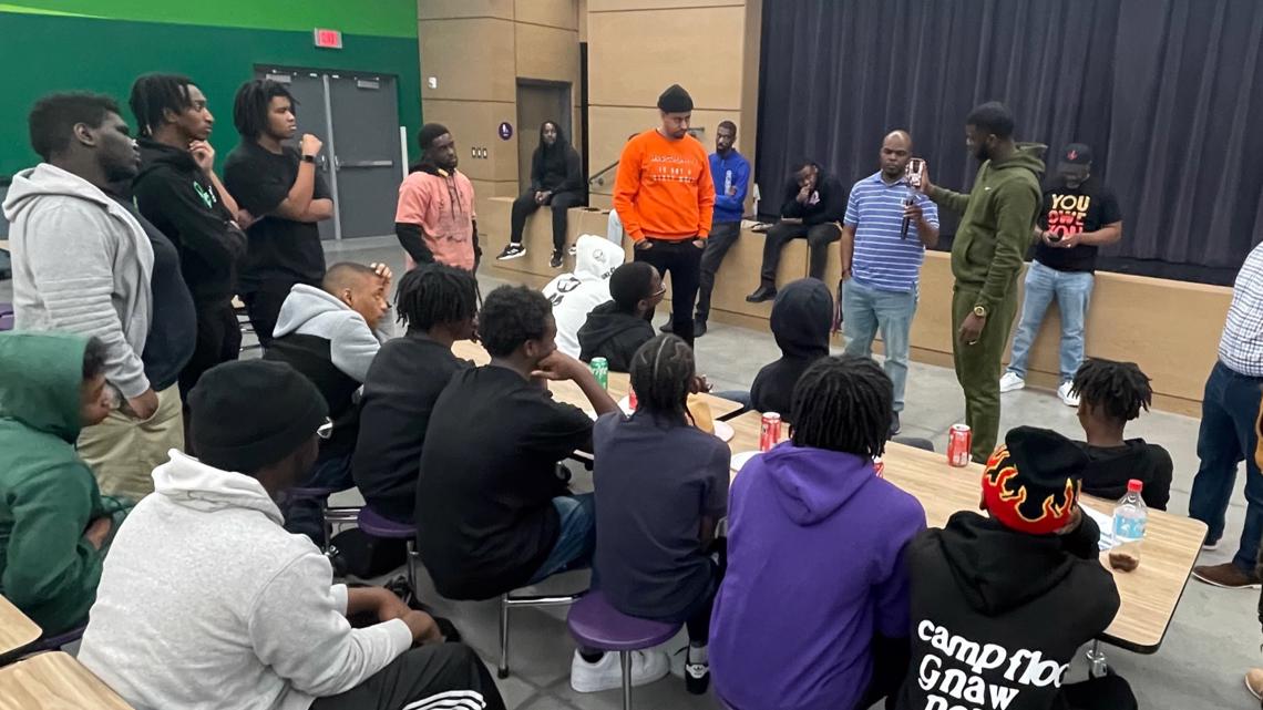 KIPP Atlanta Collegiate mentors give students hugs, show love | 11alive.com