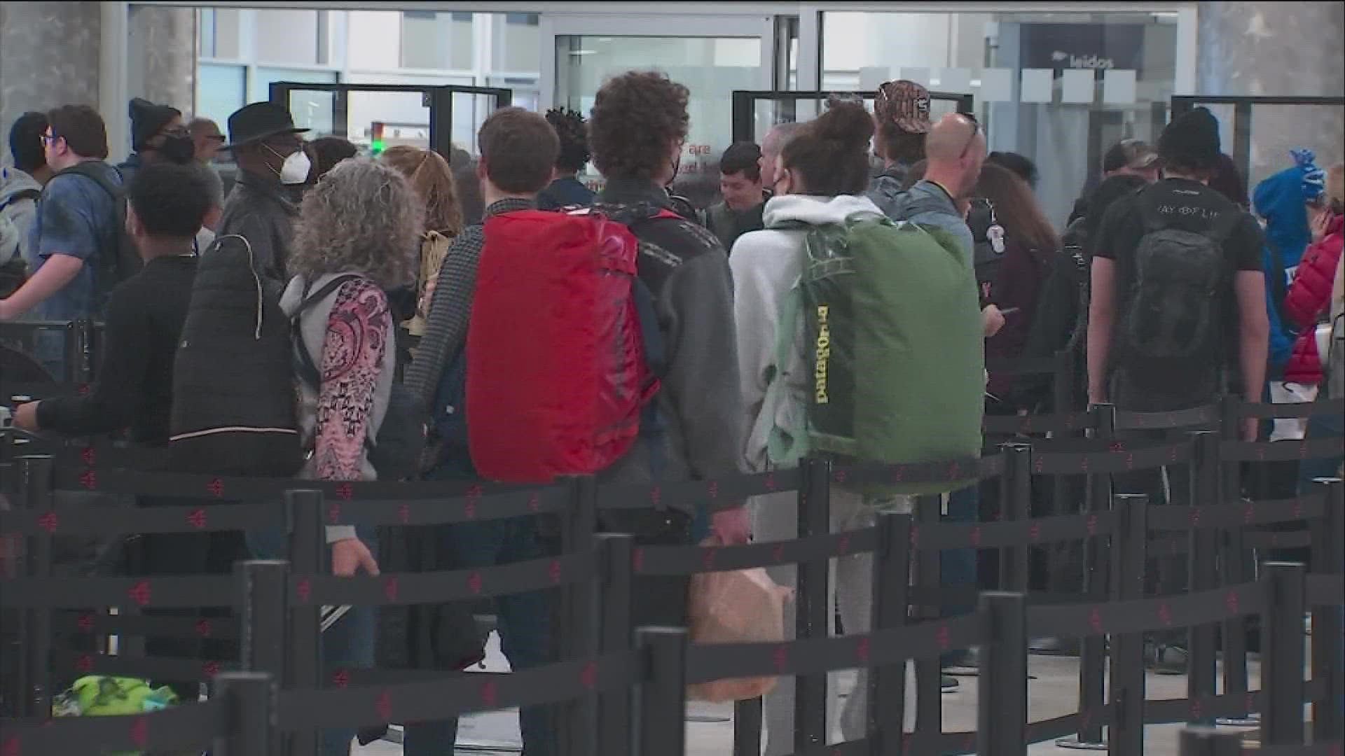 Hartsfield-Jackson experienced slight delays early Monday morning as holiday travelers return to daily routines.