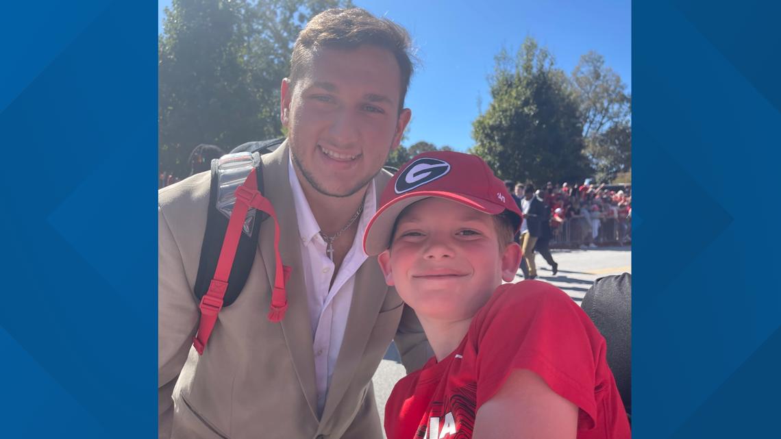 Young fan given tickets to see Bulldogs play at Peach Bowl - Vimarsana News