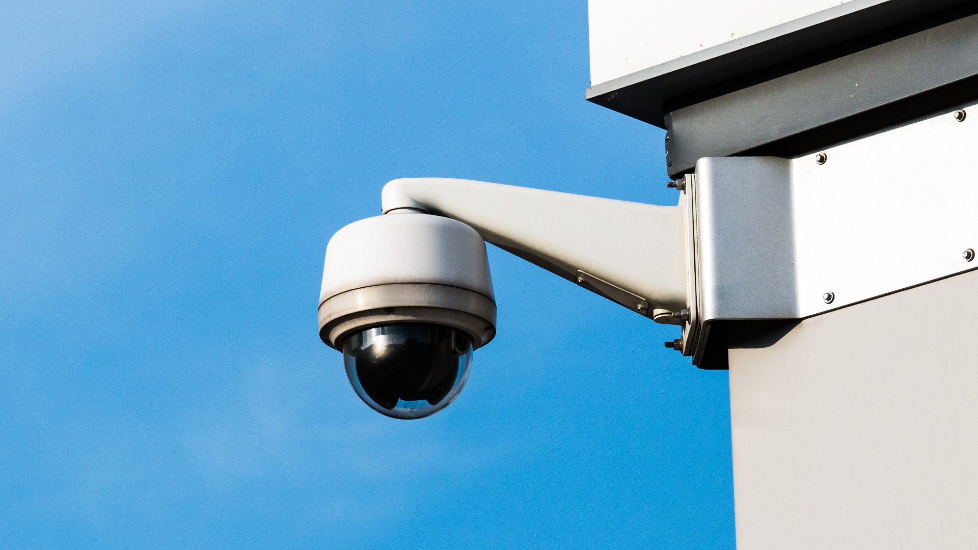The new law gives the business owners until the end of June 2023 to buy and install high-resolution cameras.