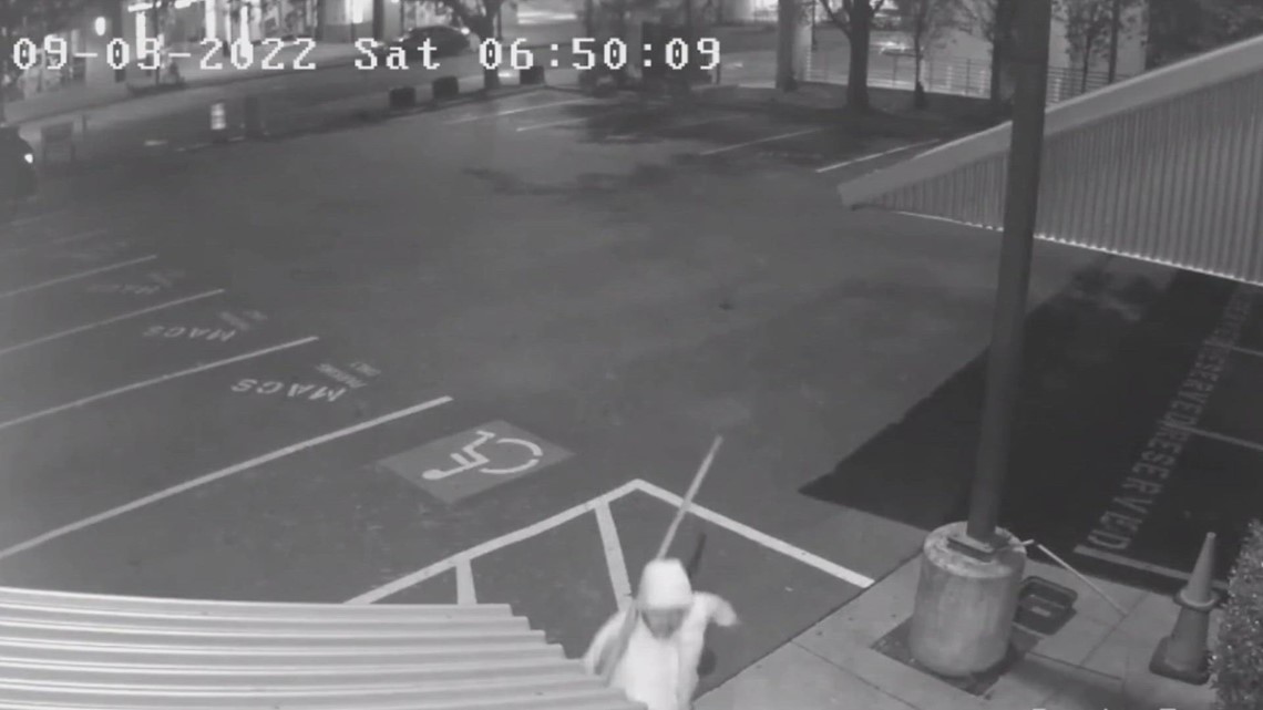 Video Man breaks into Atlanta liquor and wine store with light pole