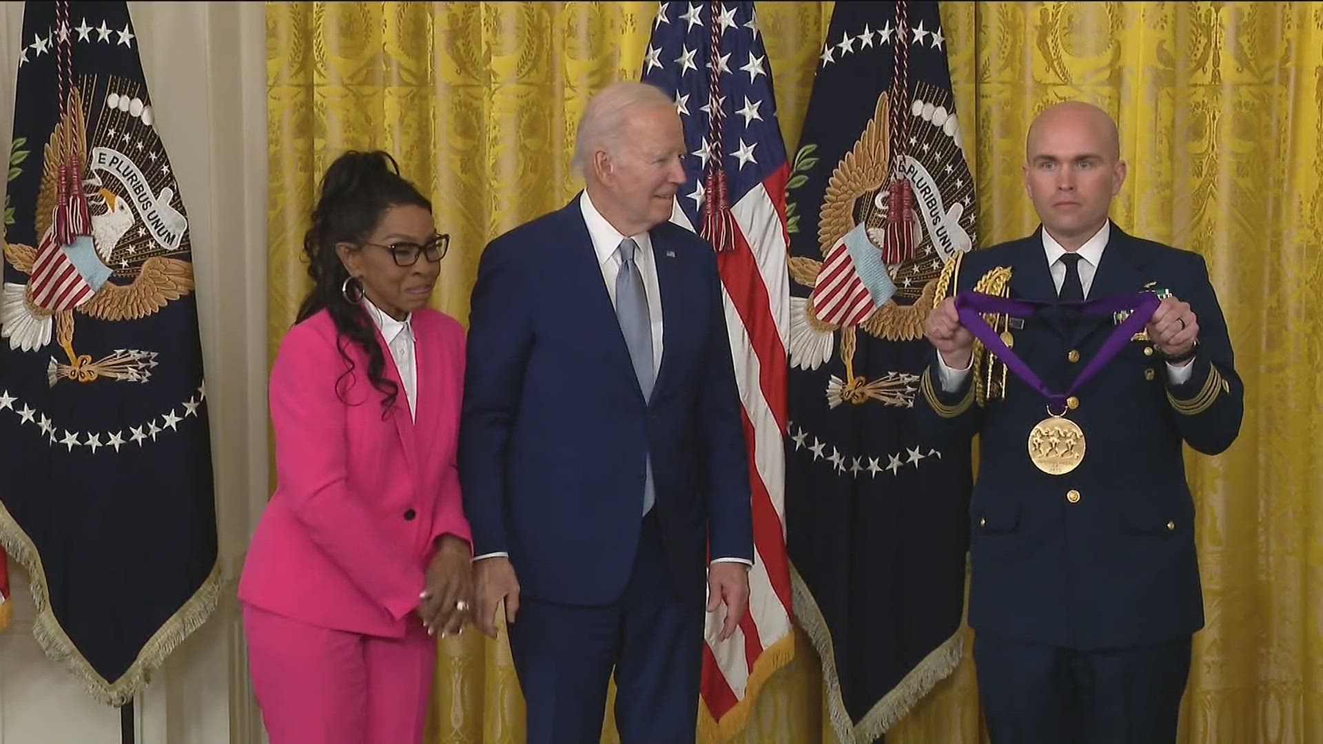 Knight, the “empress of soul,” gave the president a giant hug when he put the medal around her neck.