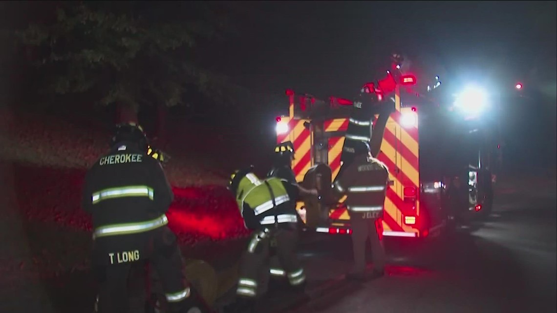 Woodstock house fire 2 people hospitalized