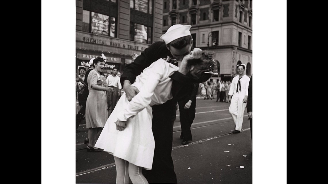 WW2 War Photos American soldiers kissing girls Glossy "4 x 6" inch G 