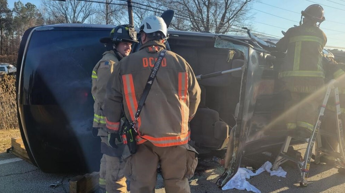 Veterans Memorial Highway blocked for crash