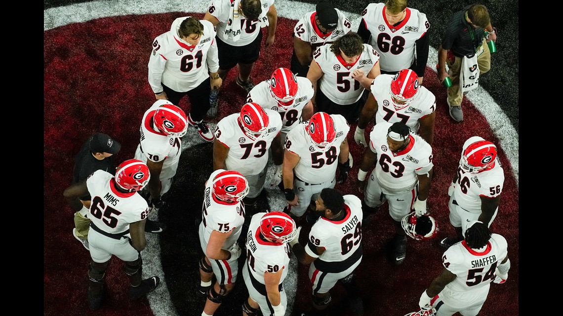 How 'Bout Them Dawgs!: The Inside Story of Georgia Football's 2021 National  Championship Season: Smart, Kirby, Smith, Loran, Wright, Cassie, Dooley,  Vince, Morehead, Jere W.: 9780820365220: : Books