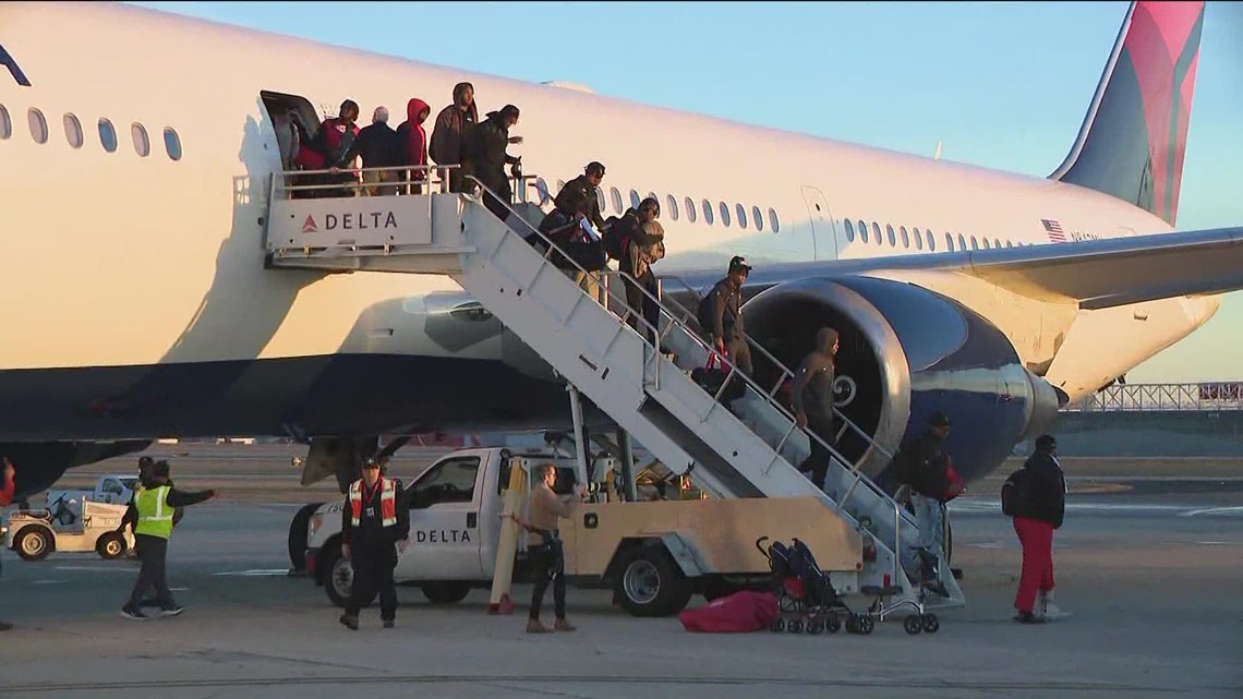 Here comes the champs! Georgia Bulldogs arrive at Atlanta airport