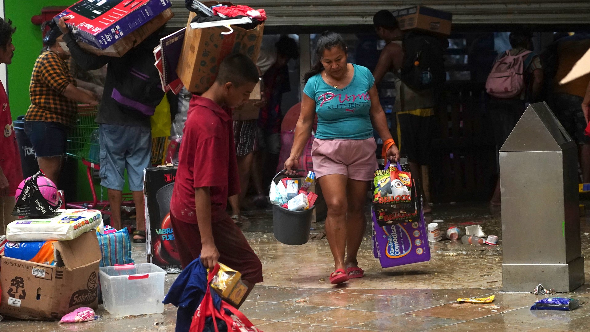 At least 27 killed by Hurricane Otis | Mexican residents grapple with the  aftermath of the storm