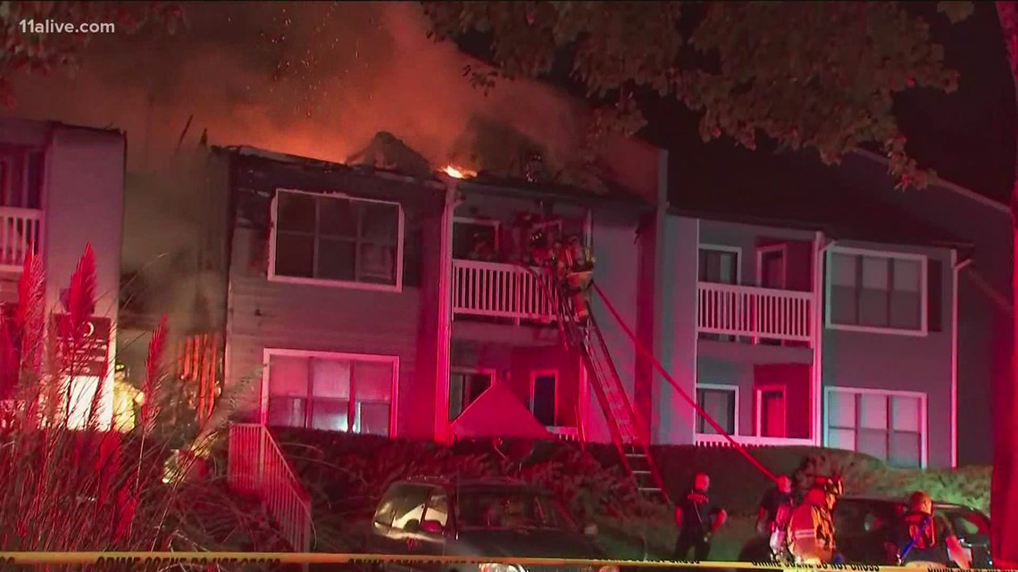 Roswell apartment fire displaces dozens of residents